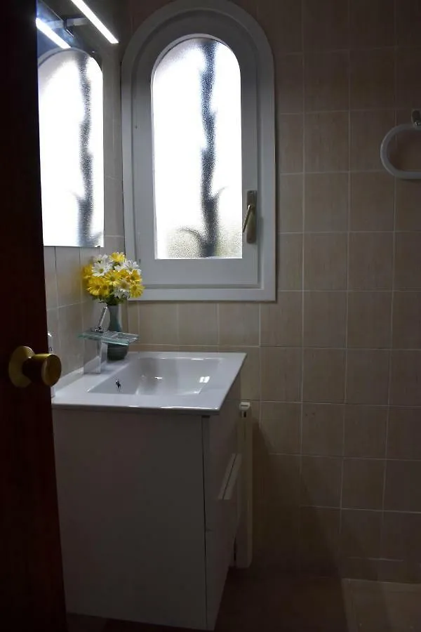 Homestay Magnolia, Habitacion Matrimonial Con Bano Uso Privado, En Casa Compartida Apartment Palafrugell